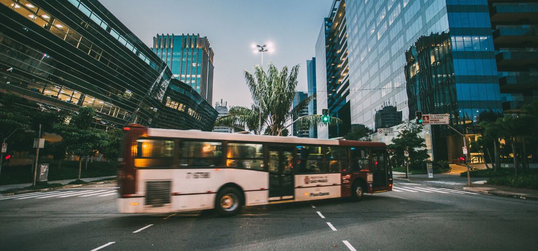How Smart City Mobility Solutions Help Optimize Bus Routes